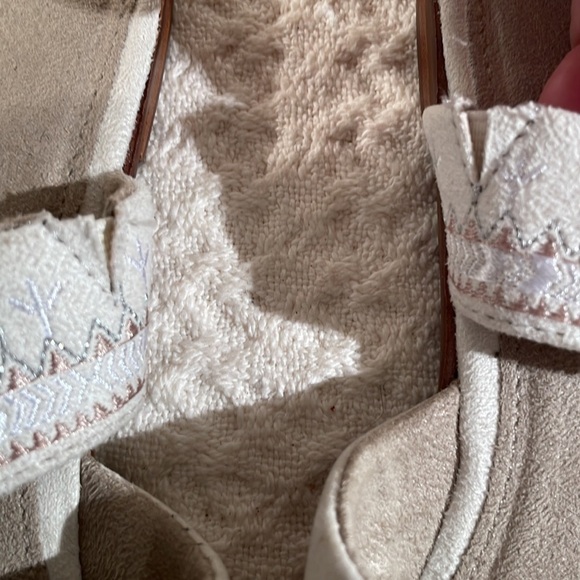 TOMS Soft Pebbled Leather Flat Mule With Decorative Strap Across - Picture 7 of 7